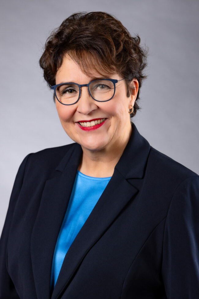 Sigrid Hepp aus Krefeld. Kandidiert im Wahlkreis Düsseldorf. Lehrer an der Albert-Schweitzer Realschule.